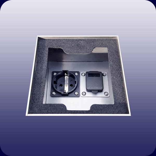 Viereckige Bodensteckdose, ohne Deckel, mit einer Schuko-Steckdose und einer Datensteckdose. Link nach: https://starconnex.com/produkte/bodensteckdosen/square-eco