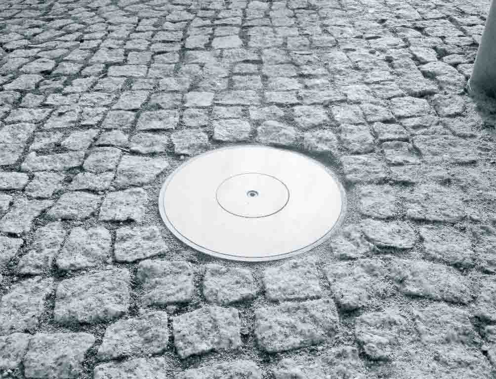 Bodensteckdose vor Marriott Berlin