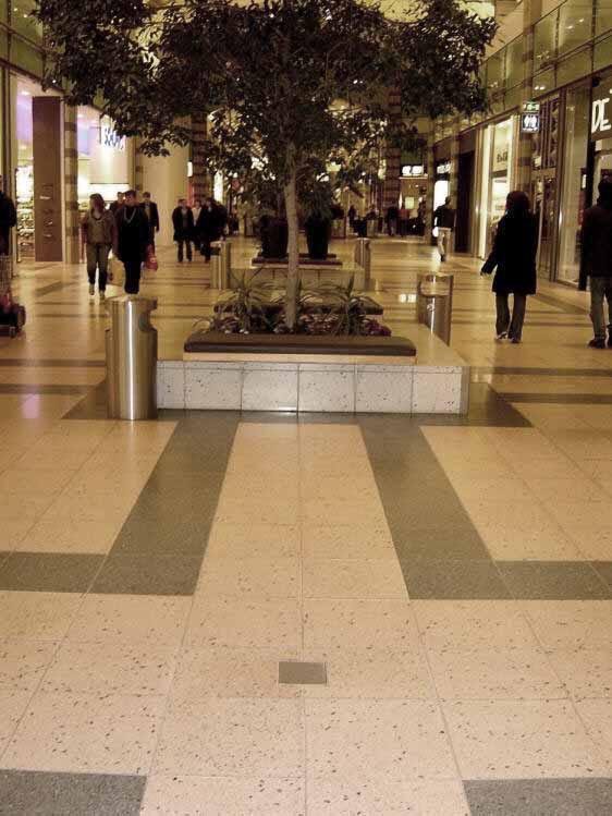 Robuste elegante Bodensteckdose fuer Shopping Malls