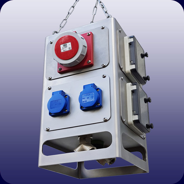 Edelstahl-H&auml;ngeverteiler mit 8 Best&uuml;ckungsmodulen mit Verteilern und Steckdosen. Link nach: https://starconnex.com/produkte/haengeverteiler