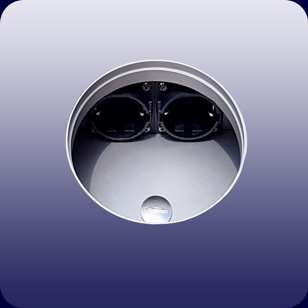 Runde Bodensteckdose ohne Deckel, mit 2 Schuko-Steckdosen, f&uuml;r Nassr&auml;ume geeignet. Link nach: https://starconnex.com/produkte/bodensteckdosen/super68