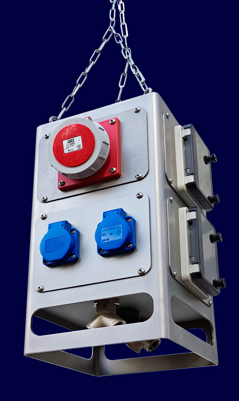 Edelstahl-H&auml;ngeverteiler an Edelstahl-Ketten h&auml;ngend, mit Steckdosen, Verteilern und Druckluftanschl&uuml;ssen in Modultechnik best&uuml;ckt.