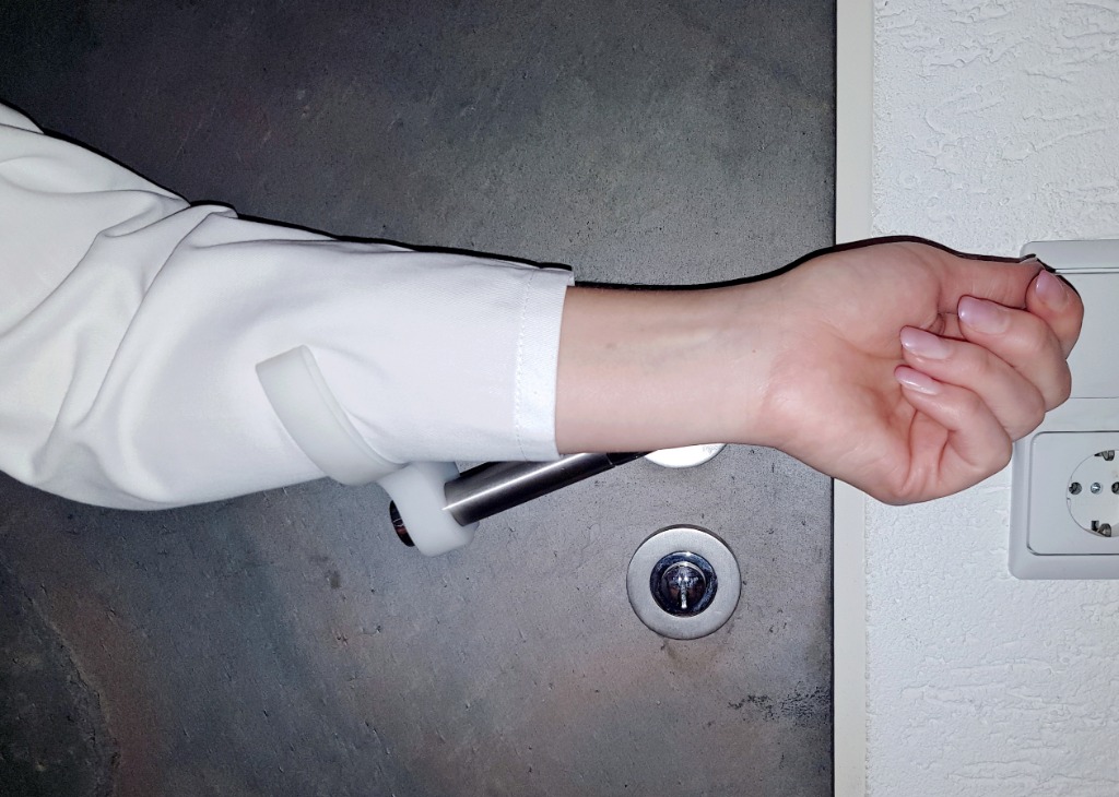 T&uuml;rklinke ohne Ber&uuml;hrung bet&auml;tigt