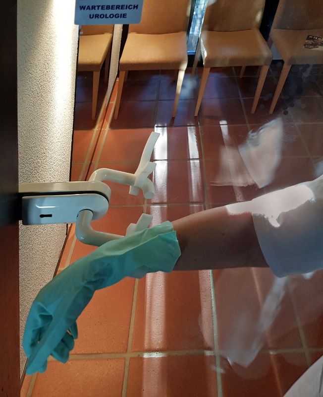 Glast&uuml;r mit Sicht auf beidseitig montierte Doorcies