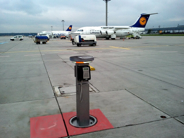 Senk-Elektrant StarConnex SE400XL auf Rollfeld Fraport