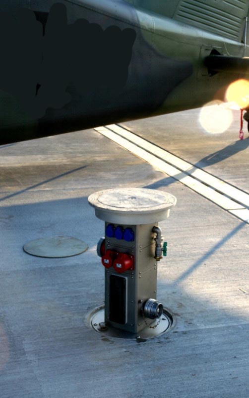 Ausfahr-Elektrant auf dem Flughafen Friedrichshafen